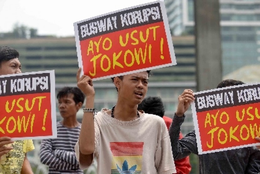 Masa yang tergabung dalam Persatuan Mahasiswa Jakarta (Permata DKI) berunjuk rasa di kawasan Bundaran HI, Jakarta, Selasa (1/4). 