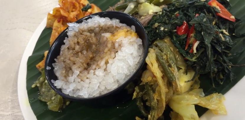 Masakan khas Minang dengan nasi shirataki. Nasi shirataki dikenal sebagai nasi nol kalori.