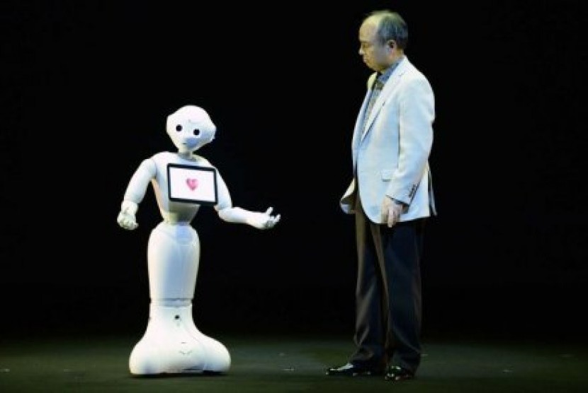 Masayoshi Son, Presiden Direktur perusahaan Jepang ‘SoftBank’, mengenalkan robot berkarakter manusia ‘Pepper’ di Tokyo 
