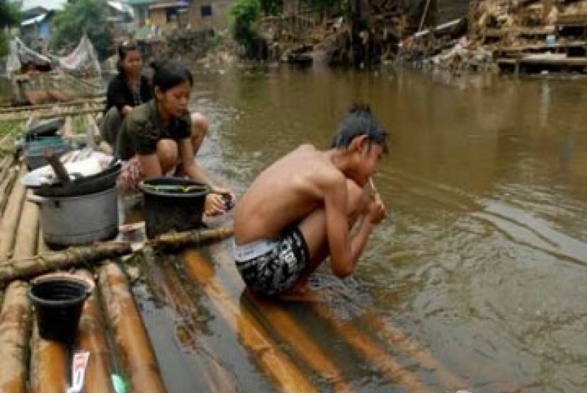 Masih banyak warga Indonesia yang buang hajat di sungai. (ilustrasi)
