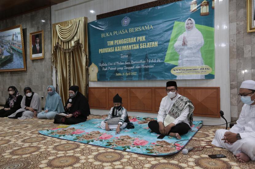 Masih dalam rangka memanfaatkan momentum bulan suci Ramadhan 1443 H, TP PKK Provinsi Kalimantan Selatan mengadakan kegiatan buka puasa bersama, pada Sabtu (16/4/2022) petang.