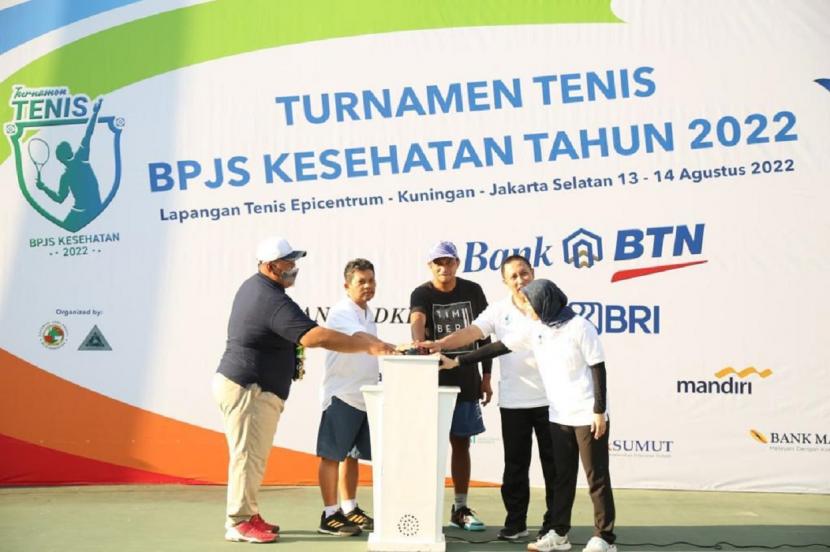 Masih dalam rangka memeriahkan HUT ke-54, BPJS Kesehatan menggelar Turnamen Tenis BPJS Kesehatan Tahun 2022 yang dihadiri oleh berbagai perwakilan dari kementerian/lembaga, mitra perbankan, dan Asosiasi Tenis Medis Indonesia (ATMI).