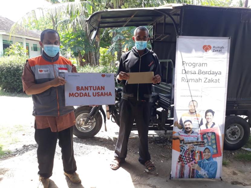 Masih dalam rangka menyemarakkan hari Kemerdekaan Republik Indonesia, Relawan Rumah Zakat, Udik Lasmono memberikan bantuan modal usaha kepada UMKM yang terdampak pandemi di Desa Kedungrejo, Kecamatan Rowokangkung, Kabupaten Lumajang, Jawa Timur.