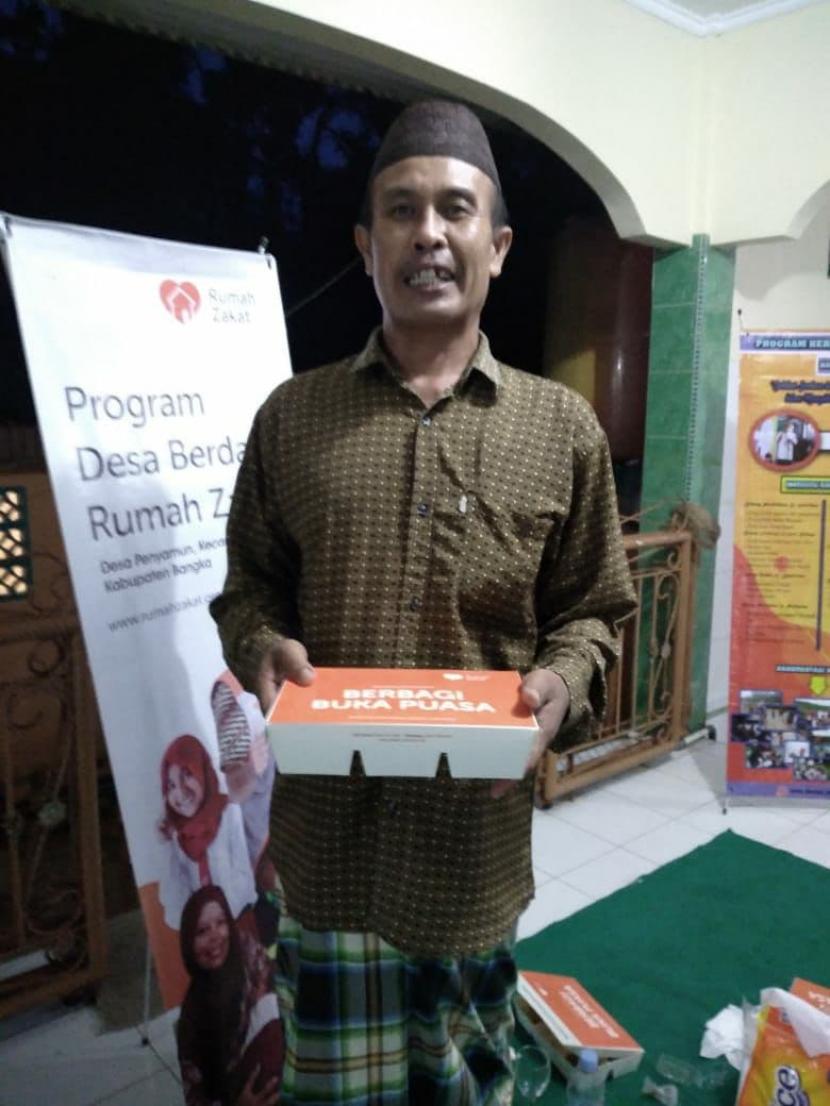 Masih di Bulan Ramadhan, Rumah Zakat melalui program Kebahagiaan Ramadhan kembali menyalurkan 150 paket Berbagi Buka Puasa (BBP) di Desa Penyamun, Kabupaten Bangka, Ahad (9/5).