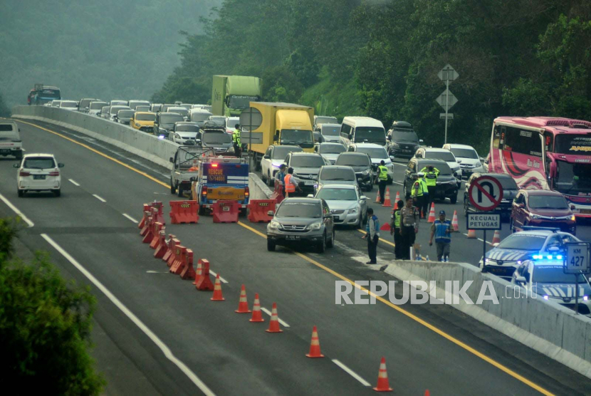 Pemudik melewati jalur tol Jakarta-Merak (ilustrasi)