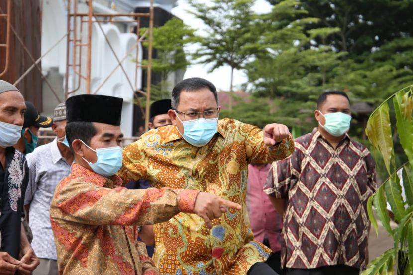 Masih mengenakan kemeja batik berwarna kuning, tampak Minggu (8/11/2020) siang Bupati Muba Dr Dodi Reza Alex Noerdin Lic Econ MBA menghampiri Masjid Raya H Abdul Kadim yang berada di Desa Epil Dusun I Kecamatan Lais Kabupaten Musi Banyuasin. 