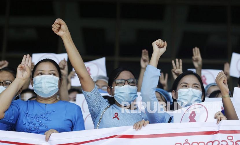  masing-masing dan mahasiswa Universitas Dagon memberi isyarat selama kampanye pembangkangan sipil melawan kudeta militer, di Yangon, Myanmar, Jumat (5/2). Guru dan siswa bergabung dalam pemogokan nasional sebagai bagian dari kampanye pembangkangan sipil yang dimulai oleh pekerja medis yang memprotes kudeta militer baru-baru ini . 