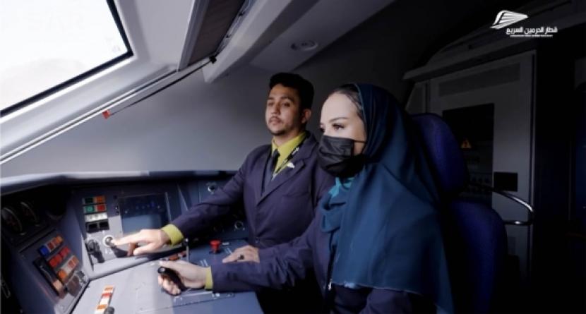 Sebanyak 32 wanita Arab Saudi memenuhi syarat untuk mengemudikan salah satu kereta tercepat di dunia, Saudi Railway Company (SAR). SAR merayakan kelulusan angkatan pertama pengemudi wanita Kereta Ekspres Haramain.