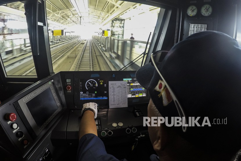 Masinis kereta Mass Rapid Transit (MRT) melakukan uji coba di Jakarta, Kamis (17/1/2019). 