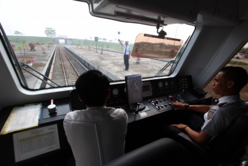 Masinis mengontrol laju kereta api,Kamis (8/10). 