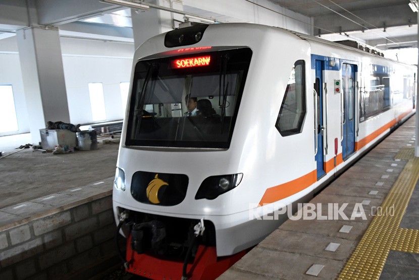 Masinis mengoperasikan kereta api (KA) Bandara Soekarno-Hatta (ilustrasi). PT Railink segera mengoperasikan kembali kereta api (KA) Bandara Soekarno-Hatta pada Juli 2020.