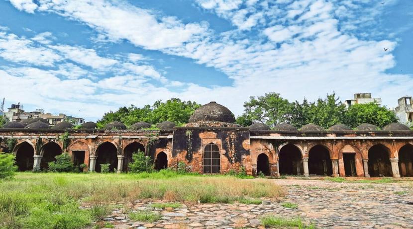 Masjid abad 14 di Begumpur, India yang rusak dan terbengkalai.