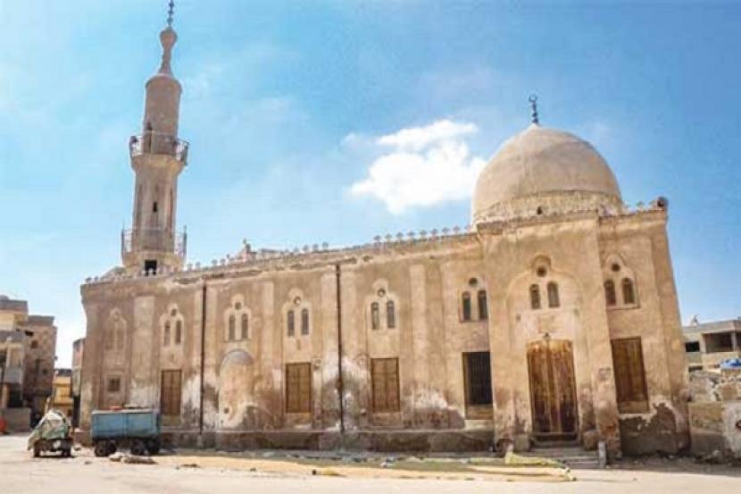 Masjid Abu Ghanam di kota Bila Kegubernuran Kafr El Sheikh, Mesir rawan ambruk. Masjid itu dibangun lebih dari 740 tahun yang lalu dan belum pernah direnovasi.
