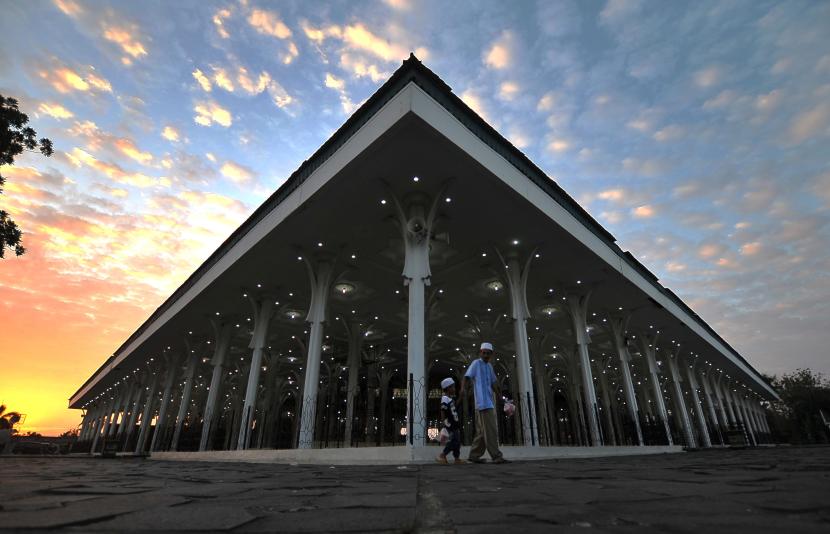 Masjid Agung al-Falah di Kota Jambi, Provinsi Jambi. Tempat ibadah ini dijuluki sebagai Masjid Seribu Tiang oleh masyarakat lokal