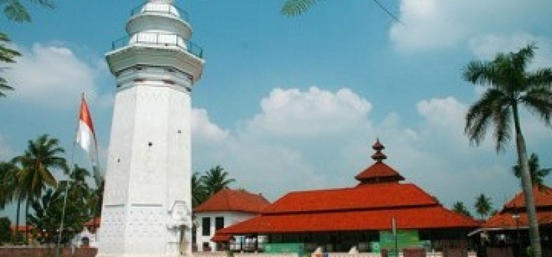 Masjid Agung Banten Lama is a tourist destination in Banten Province. The province may add another tourist destination when a floating mosque is built this year. (photo file)  