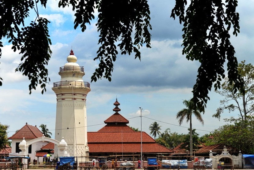 Masjid Agung Banten, Serang, Banten, yang dibangun pertama kali oleh Sultan Maulana Hasanuddin (1552-1570). Dia merupakan sultan pertama dari Kesultanan Banten dan putra pertama dari Sunan Gunung Jati.