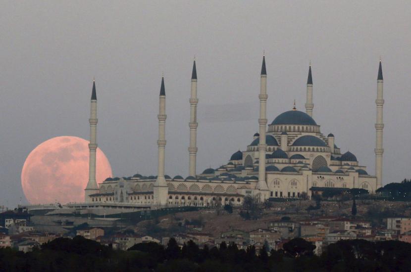 Masjid Agung Camlica di Istanbul, Turki, 28 Maret 2021. Israel meminta warganya menghindari Istanbul atau segera pulang bila sudah berada di sana.
