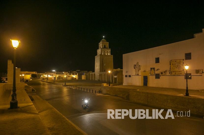 Masjid Agung Kairouan tampak kosong karena tindakan untuk membendung pandemi Covid-19 pada malam yang diyakini sebagai Lailatul Qadar , salah satu malam paling suci umat Islam di Kairouan, Tunisia pada 19 Mei 2020.