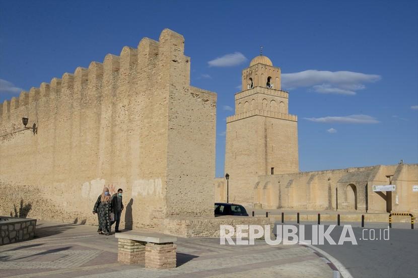 Masjid Agung Kairouan tampak kosong karena tindakan untuk membendung pandemi Covid-19 pada malam yang diyakini sebagai Lailatul Qadar , salah satu malam paling suci umat Islam di Kairouan, Tunisia pada 19 Mei 2020.