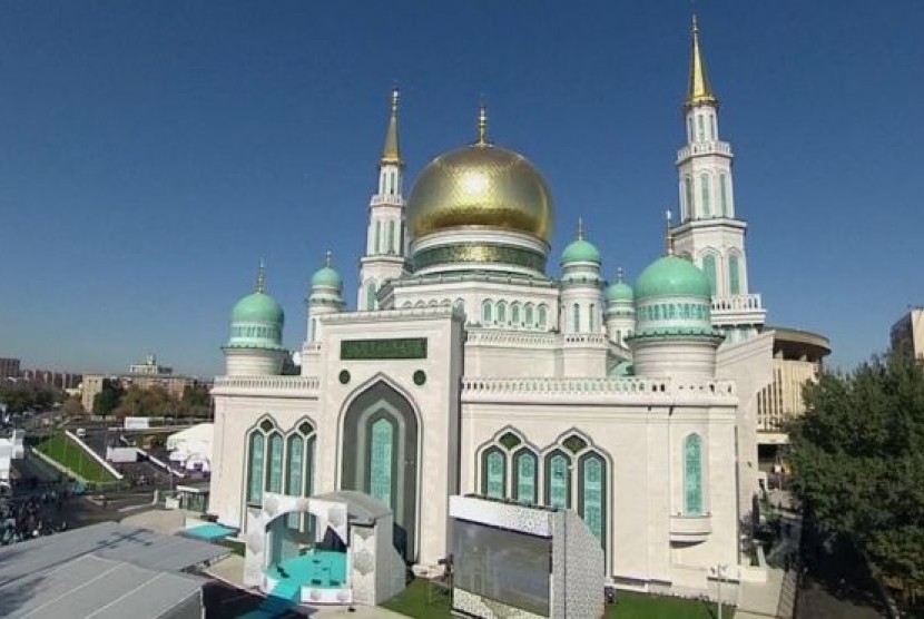 Rusia seakan malu-malu menerima Muslim tetapi mengakui peran ekonominya. Masjid Agung Moskow, terbesar di Rusia.