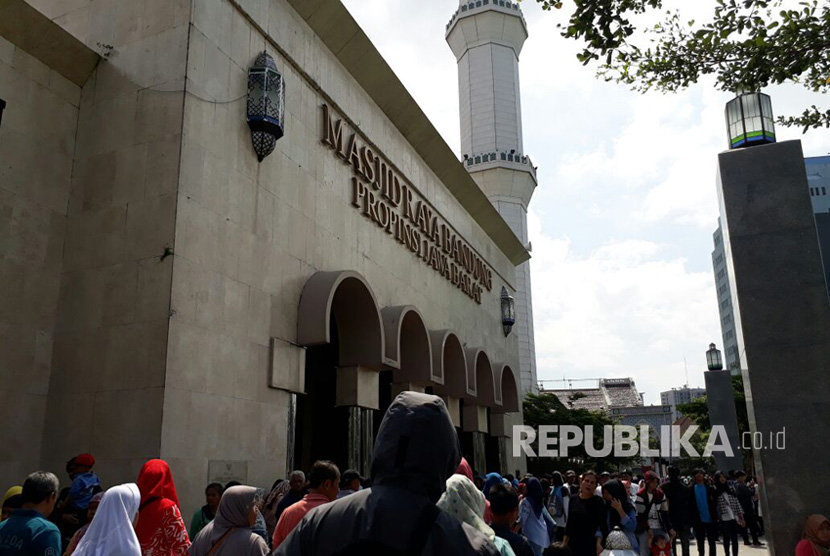 Masjid Agung Provinsi Jabar dan Alun-alun Bandung, dipadati wisatawan selama libur lebaran, Ahad (2/7).