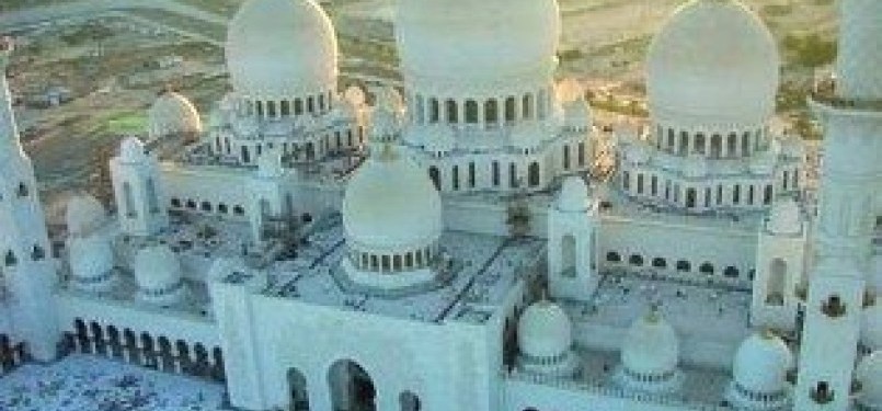 Masjid Agung Sheikh Zayed, masjid terbesar ke-8 di dunia. dapat menampung hingga 40 ribu jamaah.