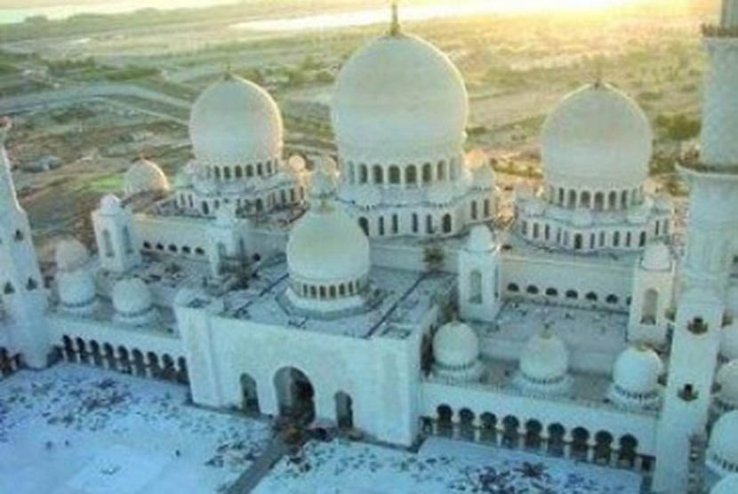 Masjid Agung Sheikh Zayed, masjid terbesar ke-8 di dunia. dapat menampung hingga 40 ribu jamaah.