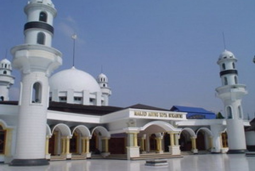 Masjid Agung Sukabumi tak gelar Jumatan untuk mencegah wabah Corona. Masjid Agung Sukabumi