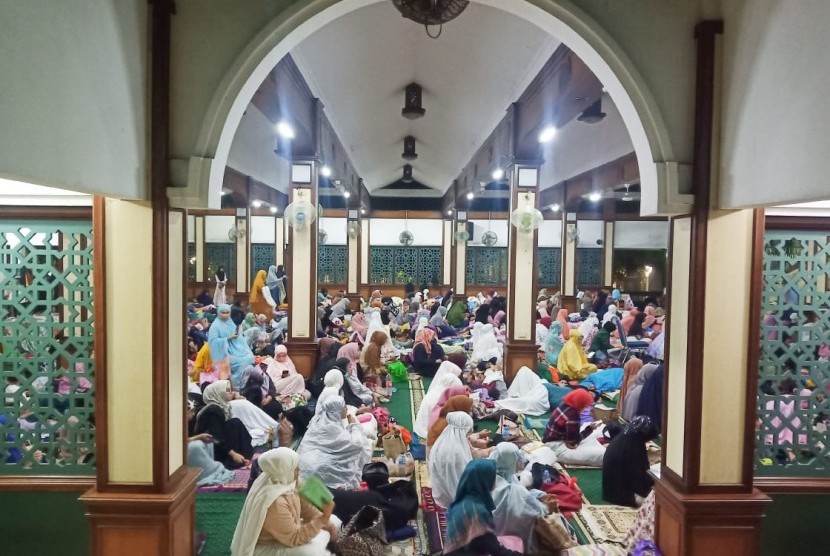 Masjid Agung Sunda Kelapa (MASK) Menteng, Jakarta, menggelar Itikaf malam tahun baru 2020.
