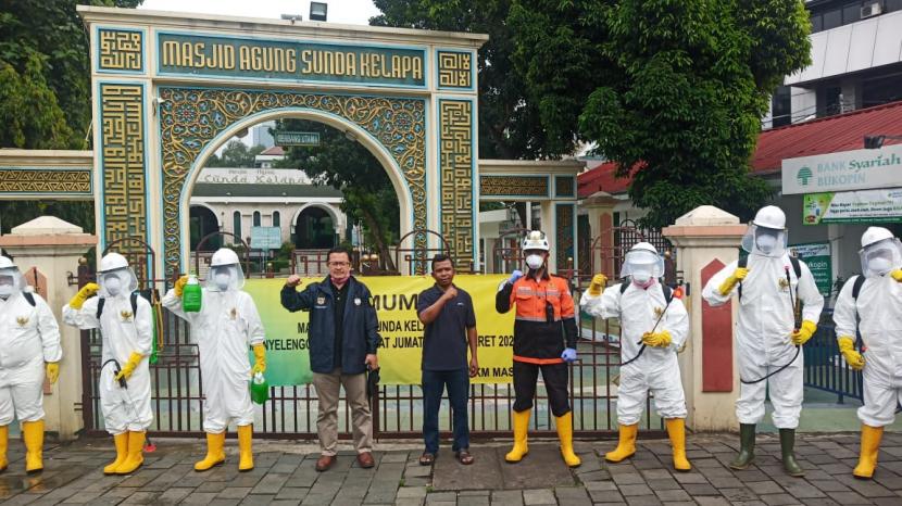 Pembatasan aktivitas masjid DKI Jakarta untuk cegah wabah Covid-19. Masjid Agung Sunda Kelapa (MASK) Menteng, Jakarta Pusat, disemprot disinfektan setiap tiga hari sekali.