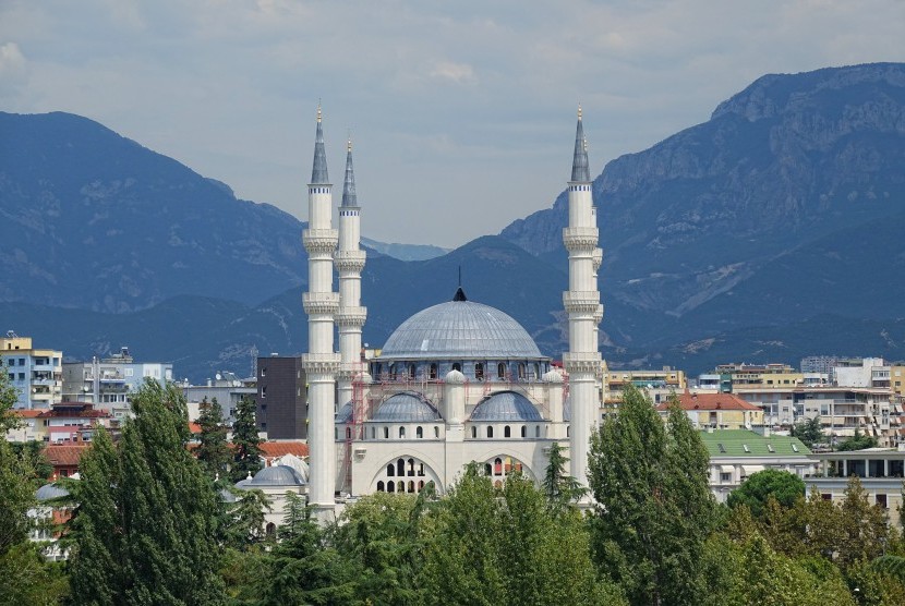 Islam kembali menguat di Albani setelah sebelumnya redup.  Ilustrasi Masjid Agung Tirana di Albania 