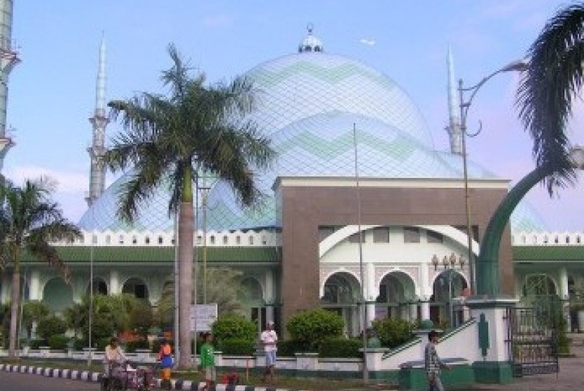 Masjid Al-A'zhom di Kota Tangerang, Provinsi Banten.