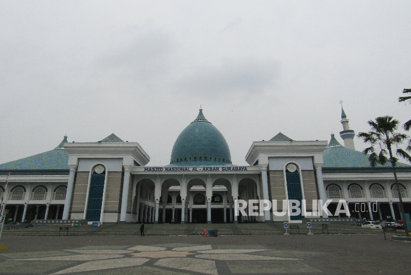 Masjid Al Akbar di Kota Surabaya, Jawa Timur.