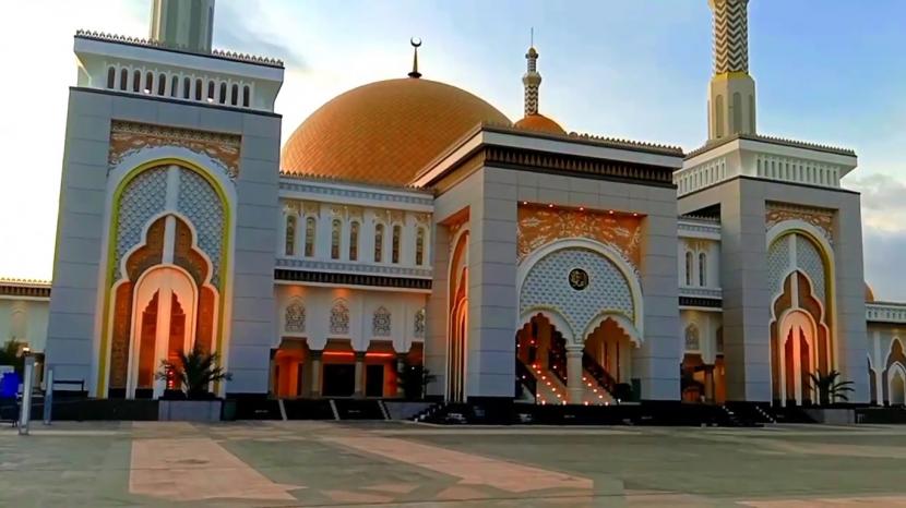 Masjid Al-Falah di pinggiran Sungai Kapuas