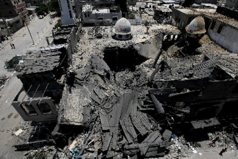 Masjid Al Farouk di Jalur Gaza rata dengan tanah diserang roket militer Israel.