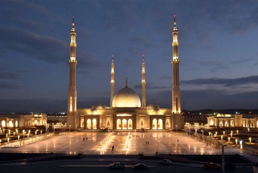 Masjid Al-Fattah Al-Alim di Kairo, Mesir. Lembaga Dar al-Iftaa Mesir Luncurkan Aplikasi Fatwa Pro