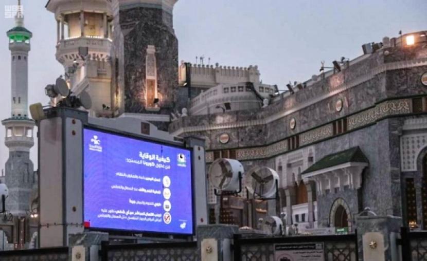 Masjid Al Haram tampilkan layar edukasi corona. 