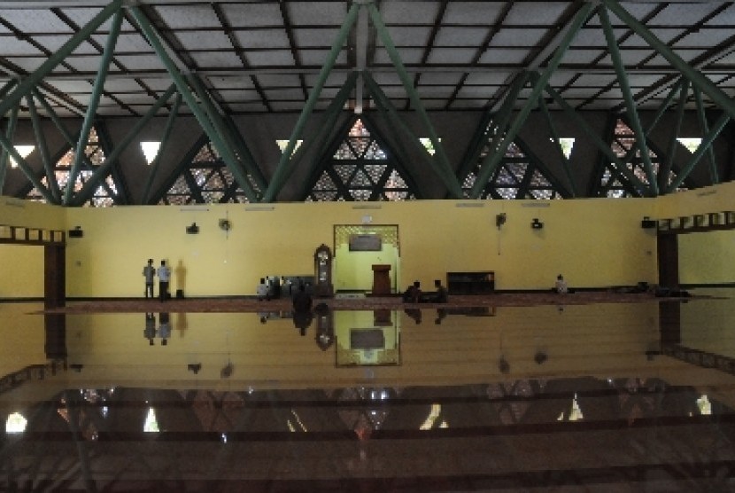 Masjid Al-Hurriyah kampus IPB, Bogor.