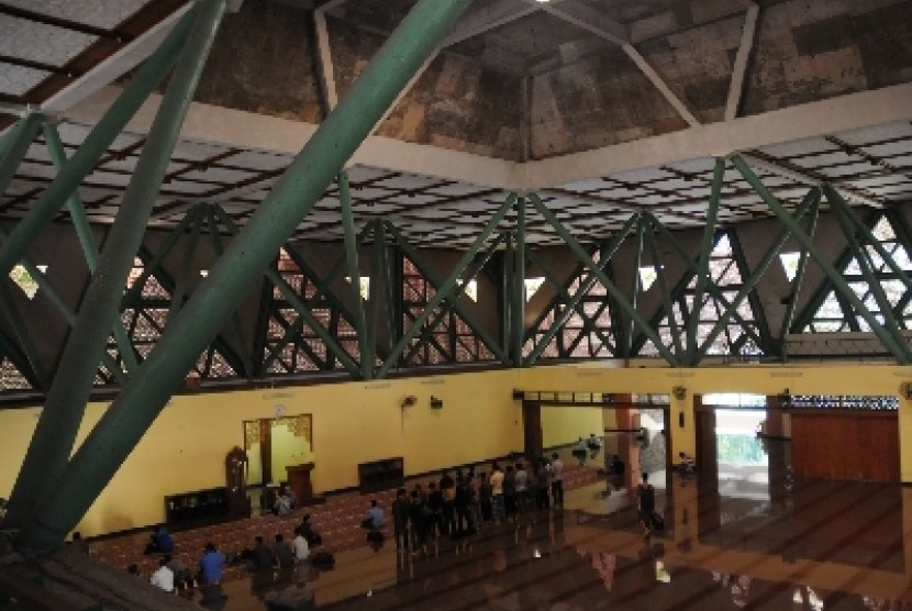 Masjid Al-Hurriyah kampus IPB, Bogor.