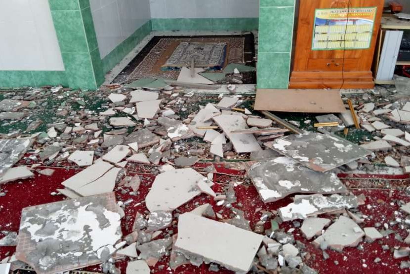 Masjid Al Khairat di Desa Poto Tano, Kecamatan Poto Tano, Kabupaten Sumbawa Barat (KSB), NTB, rusak akibat gempa pada Ahad (19/8) siang.