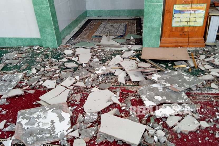 Masjid Al Khairat di Desa Poto Tano, Kecamatan Poto Tano, Kabupaten Sumbawa Barat (KSB), NTB, rusak akibat gempa pada Ahad (19/8) siang.