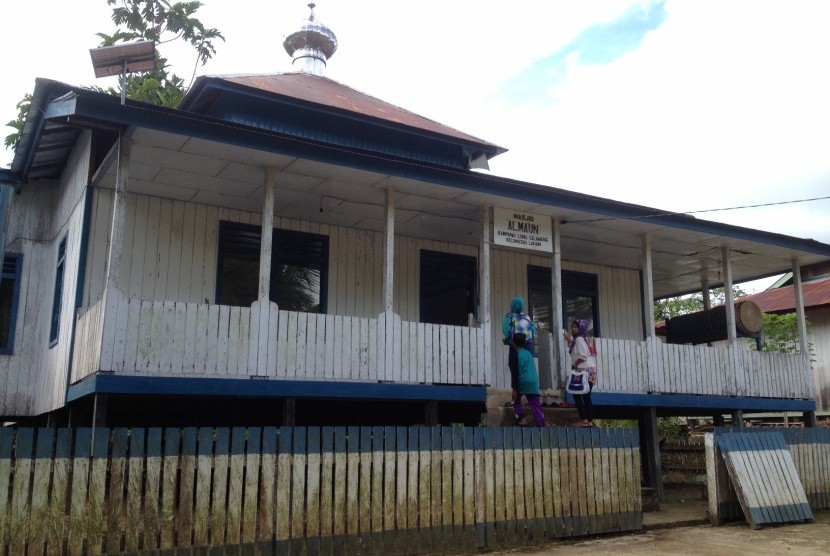 Masjid Al-Maun di Kampung Long Gelawang, Kecamatan Laham, Kabupaten Mahakam Ulu, Kalimantan Timur.
