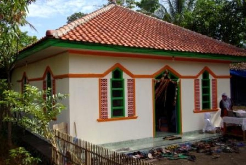 Masjid Al-Mubarokah Sumedang yang dibangun YMN.