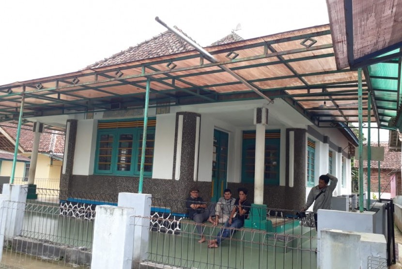 Masjid Al Munawaroh di Desa Cipetir Kecamatan Kadudampit, Kabupaten Sukabumi menjadi peninggalan zaman Belanda yang bertahan dan hingga kini jadi pusat kegiatan Islam di wilayahnya.