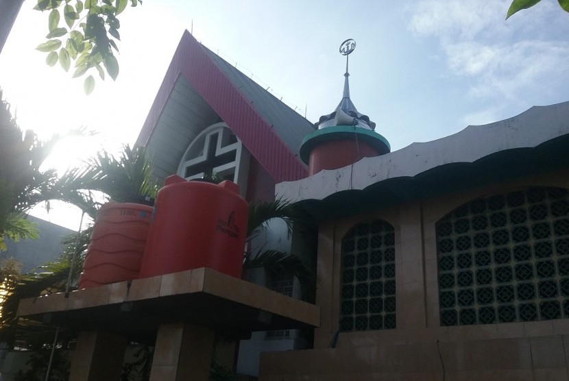 Masjid Al Muqarrabien berdempetan dengan GMIST Mahanaim di Jalan Raya Enggano, Tanjung Priok, Jakarta Utara.