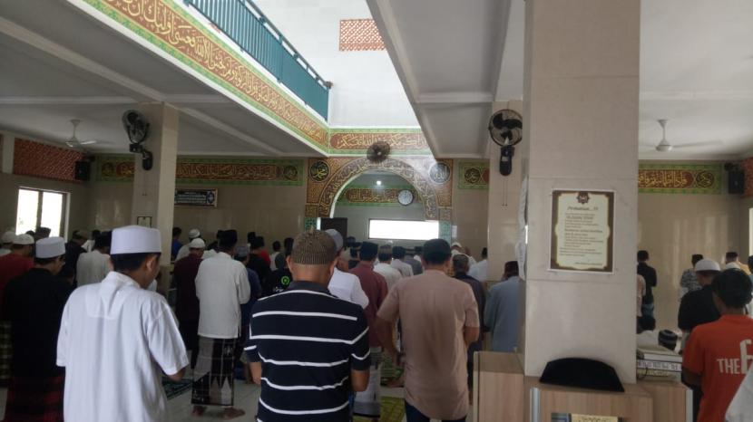 Masjid Al-Muslimun, kelurahan Pondok Ranji, Ciputat, Tangerang Selatan masih menggelar ibadah Shalat Jumat ditengah seruan social distancing untuk mencegah penyebaran virus Corona atau Covid-19, Jumat (20/3). (Republika/Ali Mansur)