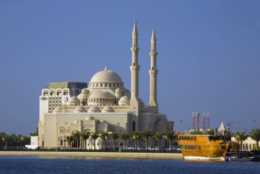 Seluruh Masjid di Sharjah Mulai Disterilisasi. Masjid Al-Noor di Sharjah, Uni Emirat Arab. 