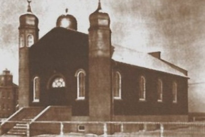 Masjid Al Rashid didirikan pada 1938, adalah masjid pertama sekaligus tertua di Kanada. Awalnya masjid terletak di 101 Street dan 108 Avenue, Edmonton, Alberta, namun ia dipindahkan beberapa blok pada 1964 dan menjadi objek pelestarian di Taman Fort Edmont
