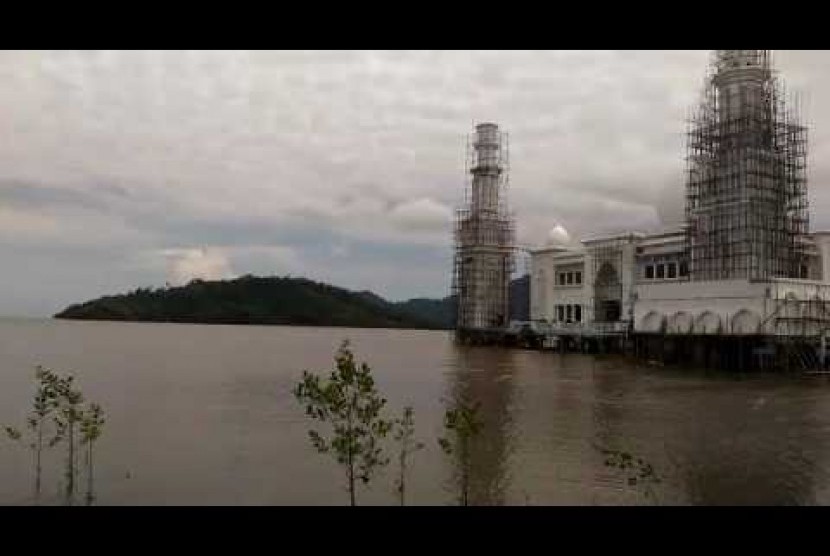 Masjid Apung Oesman Al Khair di Kecamatan Sukadana, Kabupaten Kayong Utara, Provinsi Kalimantan Barat