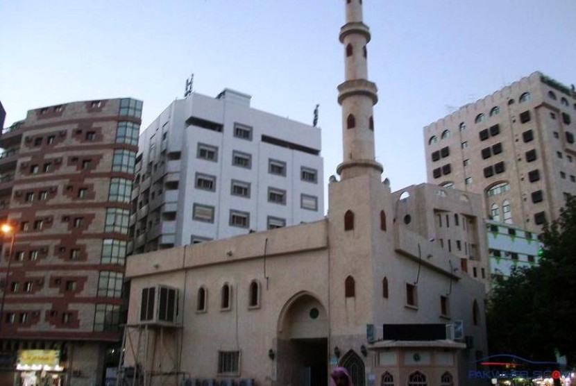 Masjid Shalawat atau Masjid As Sajadah atau Masjid Abu Dzar Al Ghifari.